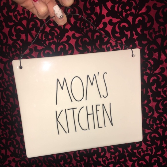 🌸 Rae Dunn MOM’S KITCHEN Ceramic Sign Mothers Day - Picture 2 of 4